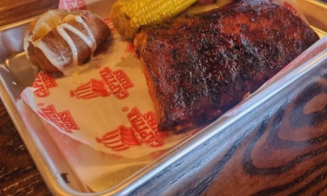 Medio costillar con papa ahumada